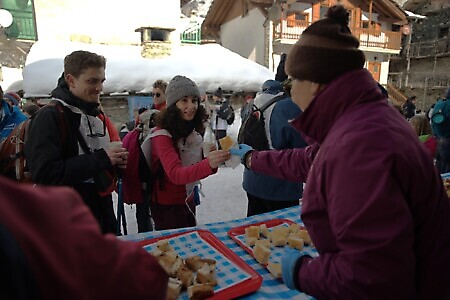 I frazionisti di Perinera in collaborazione con la Pro Loco offrono un tè caldo ai passanti